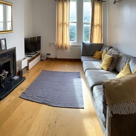 3 Double Bedroomed Flat, Acton. London, Uk ภายนอก รูปภาพ