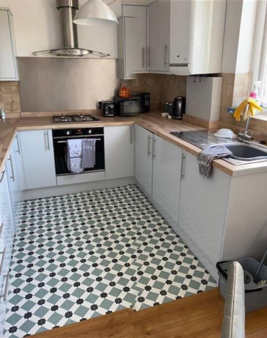 3 Double Bedroomed Flat, Acton. London, Uk ภายนอก รูปภาพ