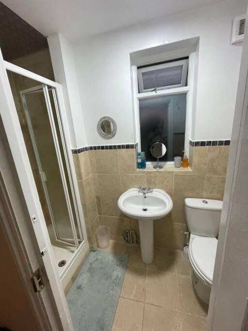 3 Double Bedroomed Flat, Acton. London, Uk ภายนอก รูปภาพ