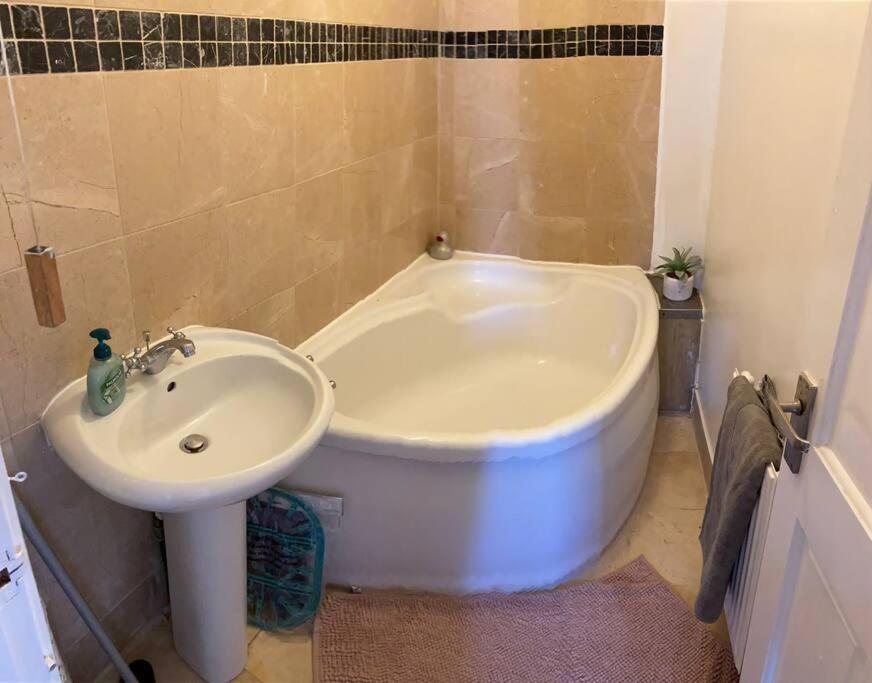 3 Double Bedroomed Flat, Acton. London, Uk ภายนอก รูปภาพ